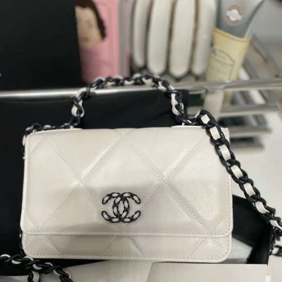 CHANEL 19 WALLET ON CHAIN in white and black - Picture 11 of 11